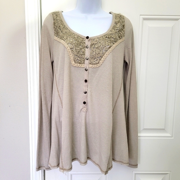 NWT Free People Beige Waffle Knit Long Sleeve Henley Unique Buttons Ribbon M - Picture 1 of 11